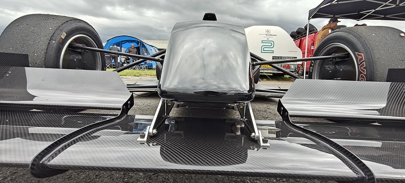 Front wing and support brackets